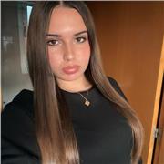 Estudiante de 17 años ofrece clases de refuerzo para primaria a domicilio, especializada en lenguas, ciencias e historia.